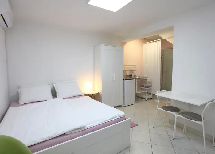 City Room Apartment Date