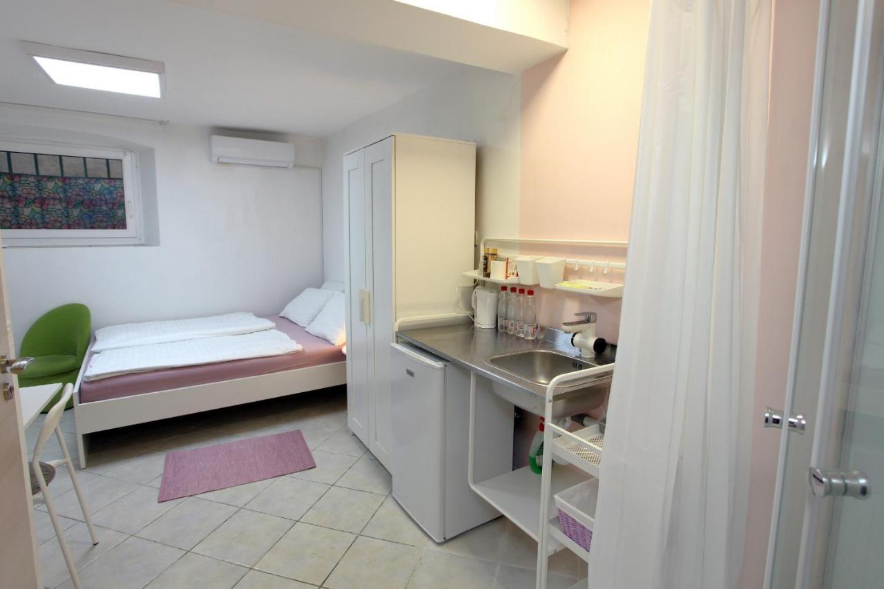 Date Apartment *